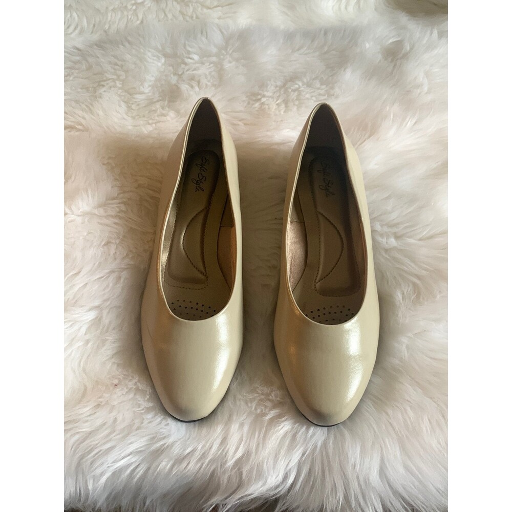 Soft Style dress shoes Size 9.5 Wide
